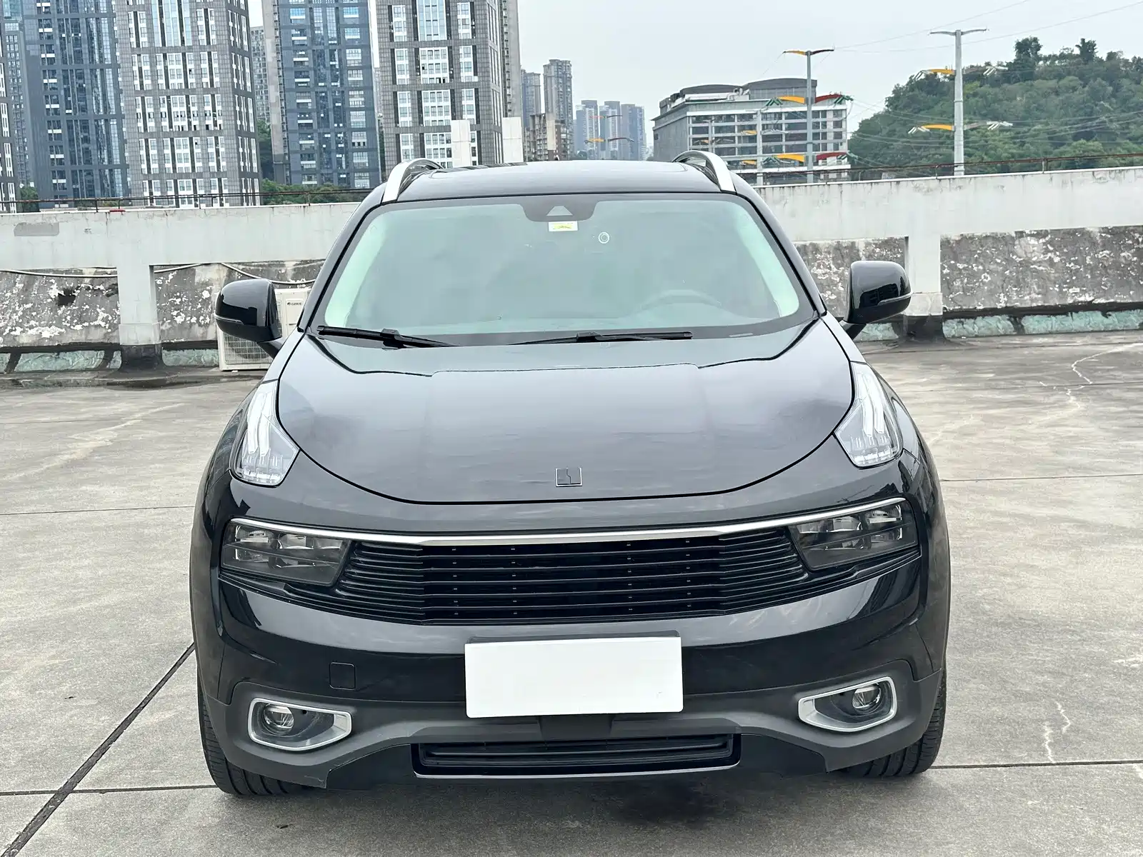 Photo 2 - Lynk & Co 01