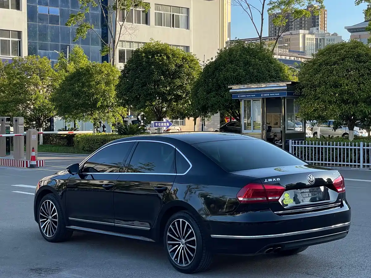 Volkswagen Passat 2014 1.8TSI DSG Executive Edition фото 7