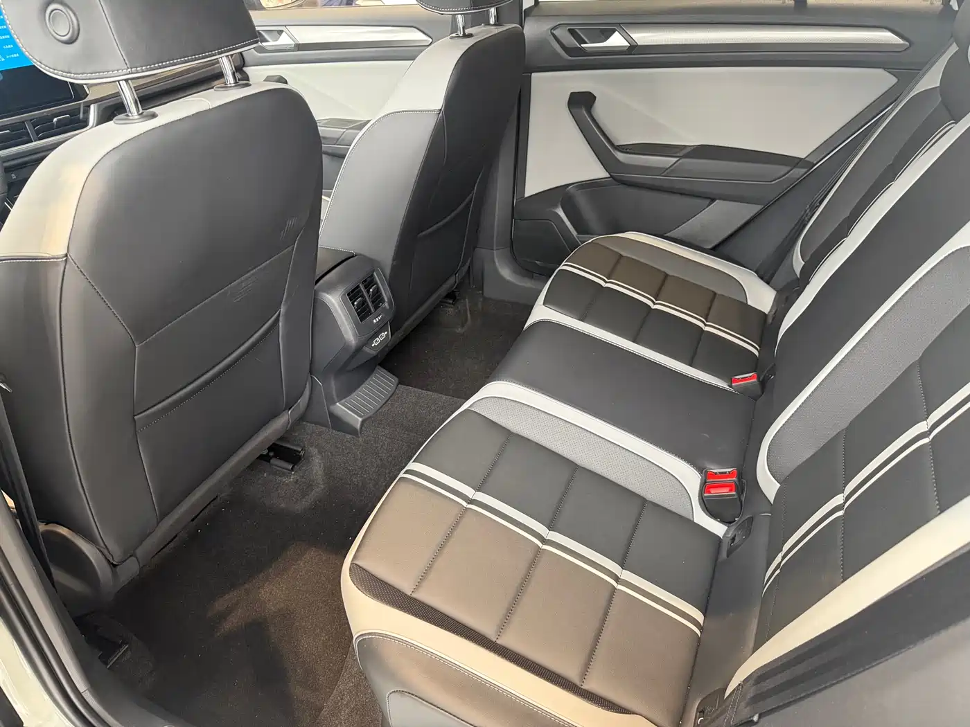 Volkswagen T-ROC 2026 300TSI DSG 2WD Morning Light Edition фото 9