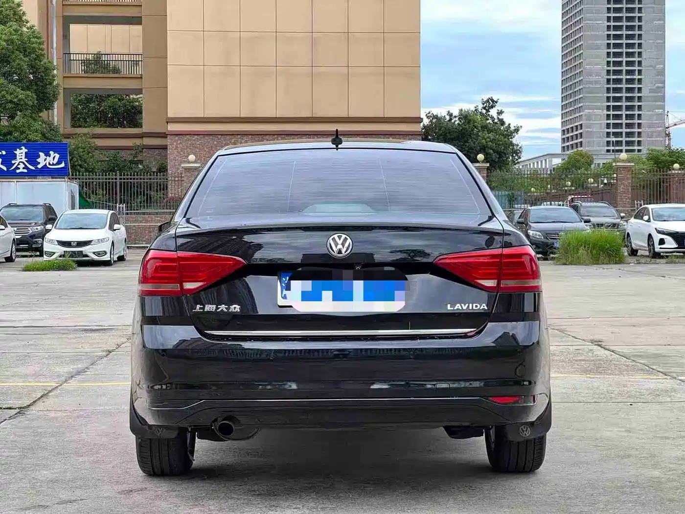 Volkswagen Lavida 2015 1.6L Automatic Comfort Edition фото 4