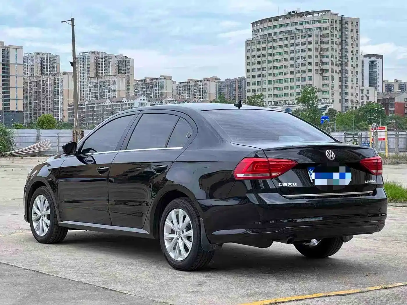 Volkswagen Lavida 2015 1.6L Automatic Comfort Edition фото 6
