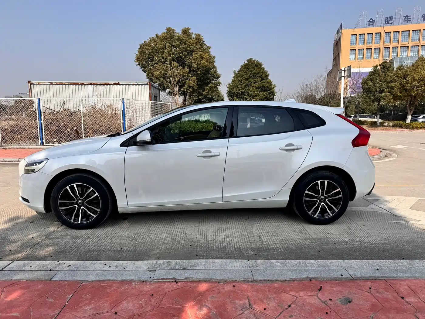VOLVO V40