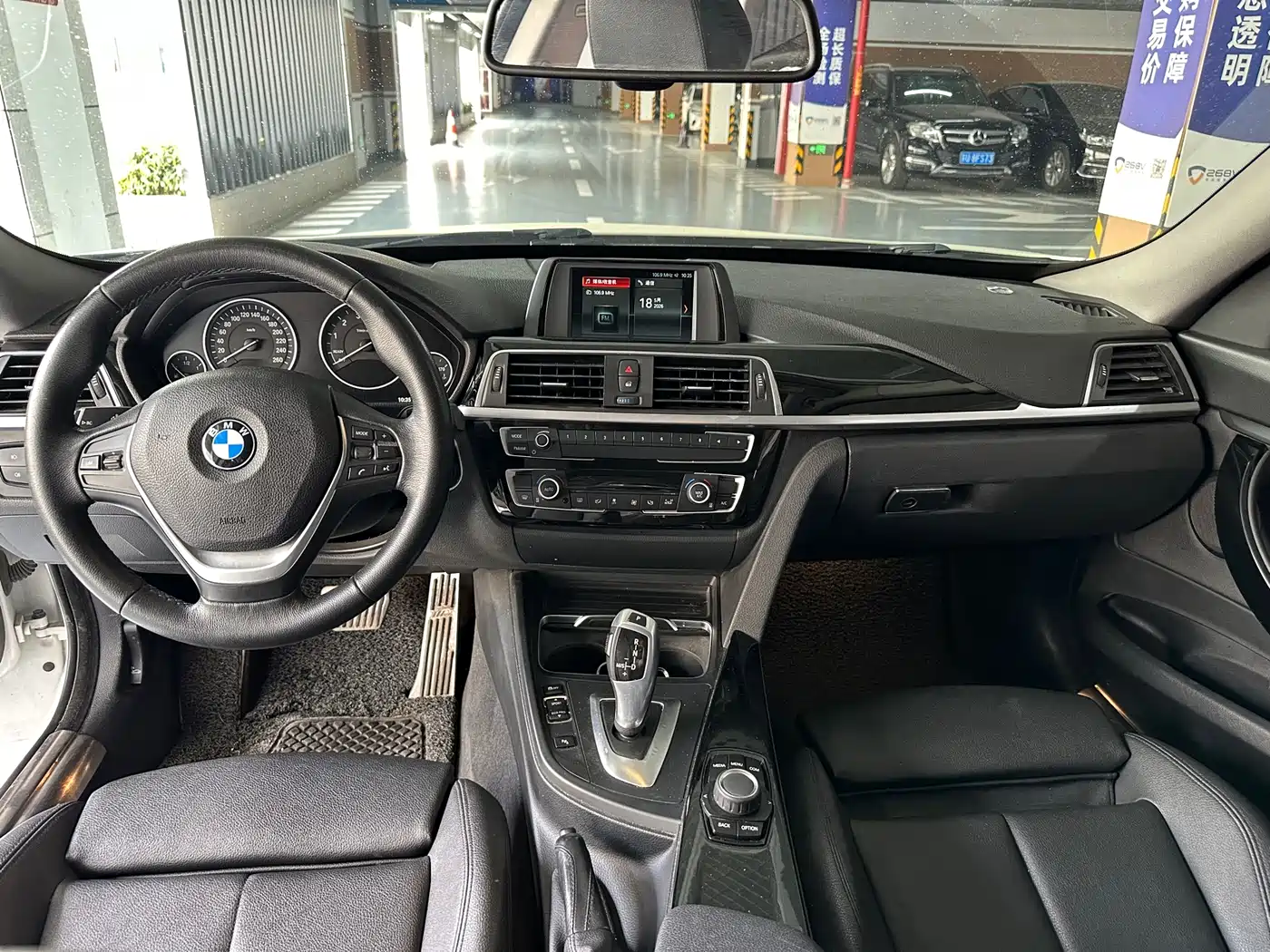 BMW 3 Series GT 2018 320i Fashion фото 9