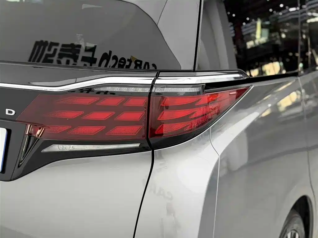 Toyota Alphard 2024 Hybrid 2.5L Ultimate Enjoyment Edition фото 37