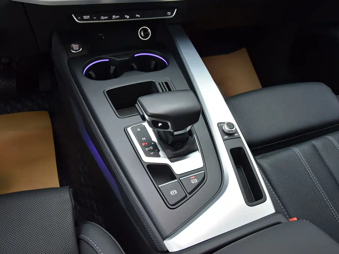 Фото 11 - Audi A4L