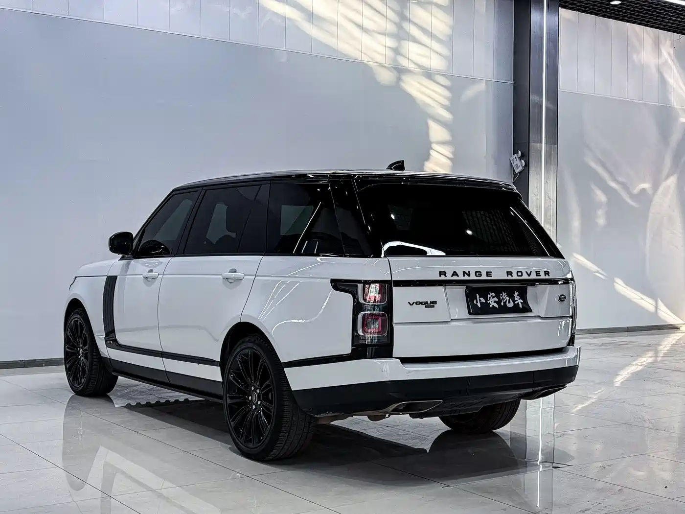 Land Rover Range Rover 2022 3.0 L6 400PS Heritage Extended Classic Edition фото 5