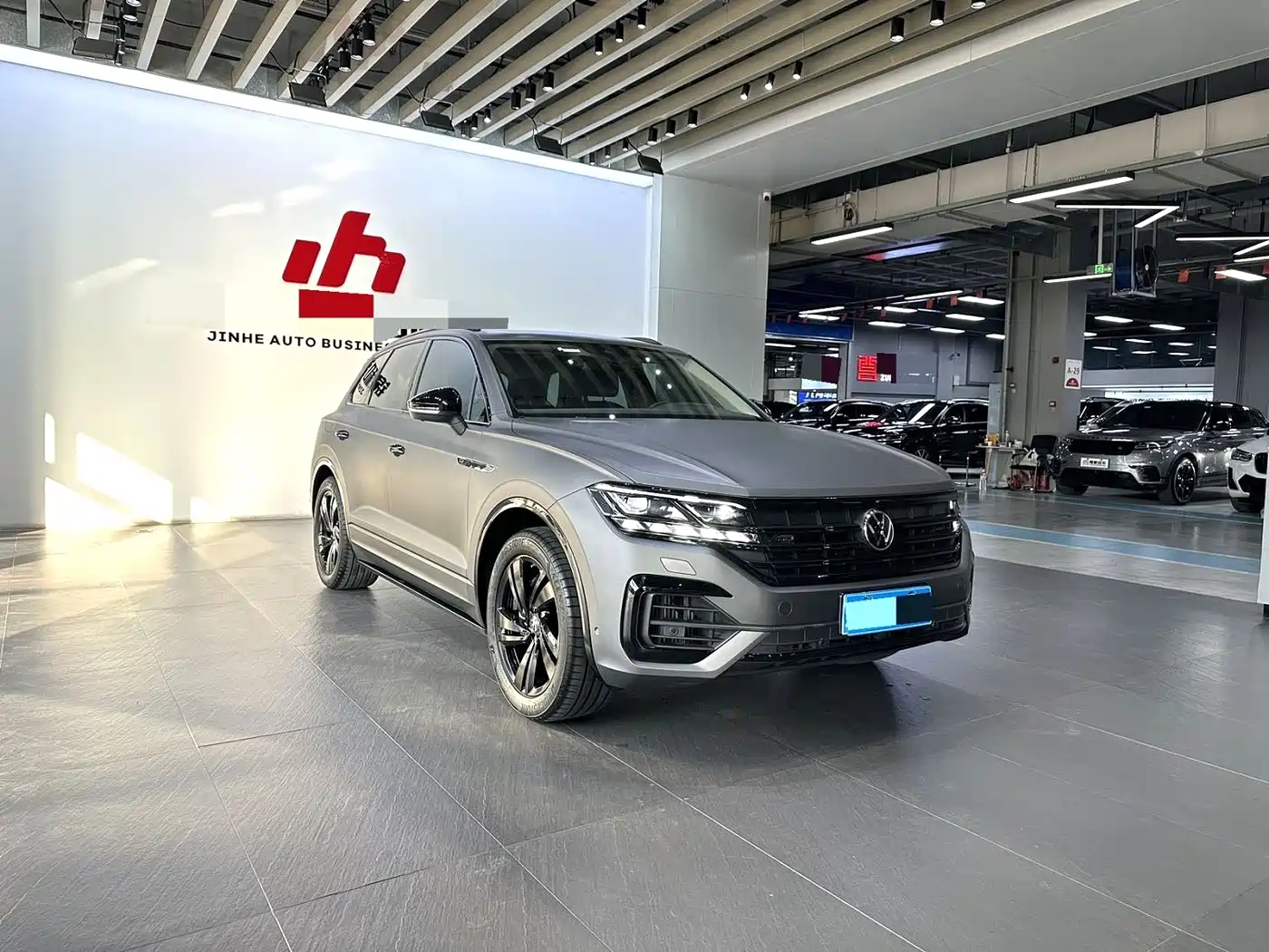 Volkswagen Touareg 2023 3.0TSI R-Line Volcano Rock Paint Sport фото 3