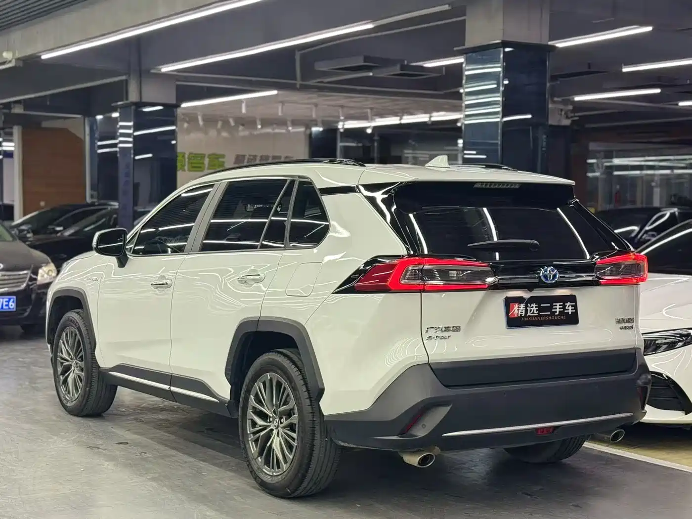 Toyota Wildlander 2023 Hybrid 2.5L E-CVT AWD Premium Edition фото 9