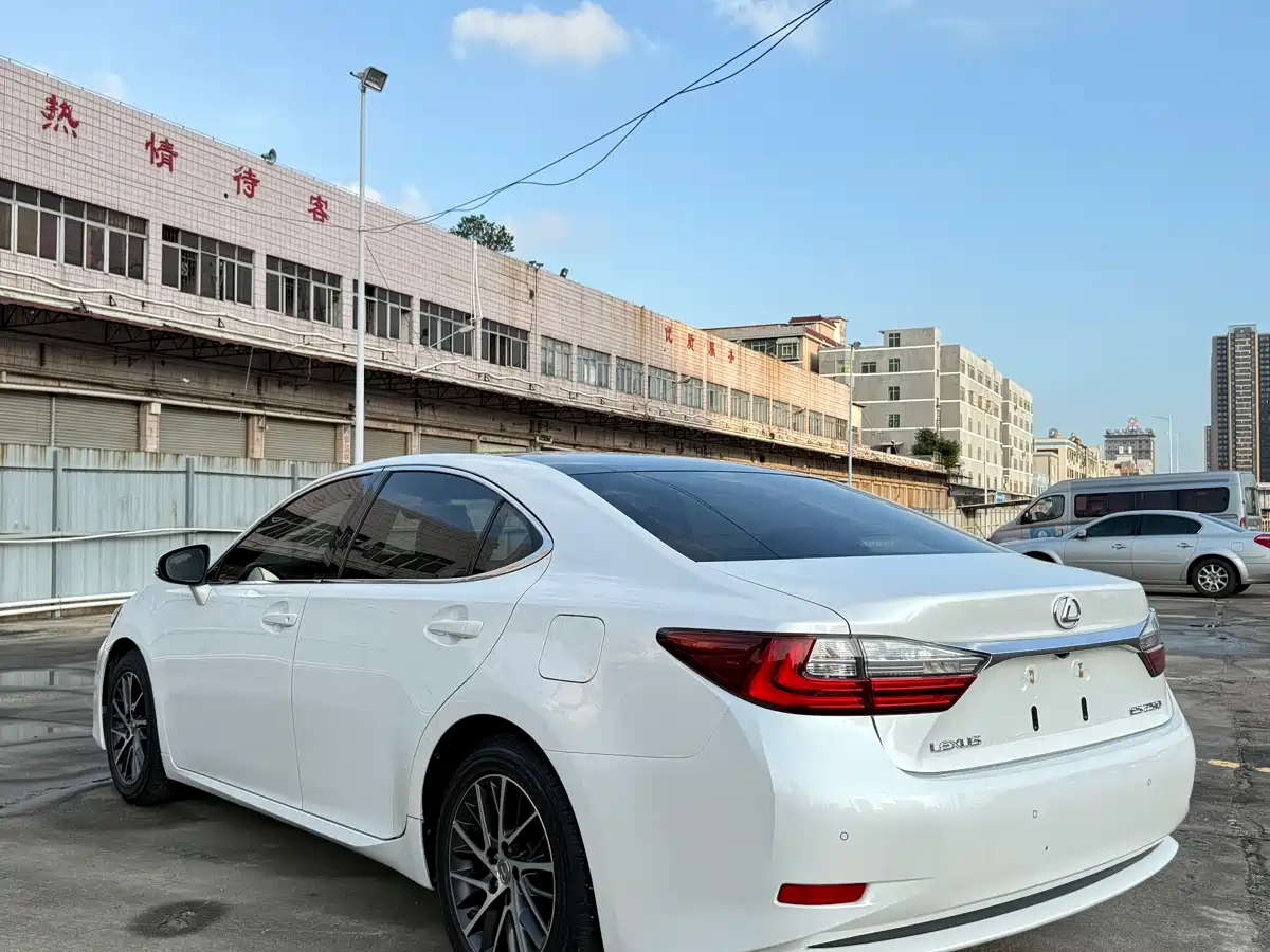 Фото 9 - Lexus ES