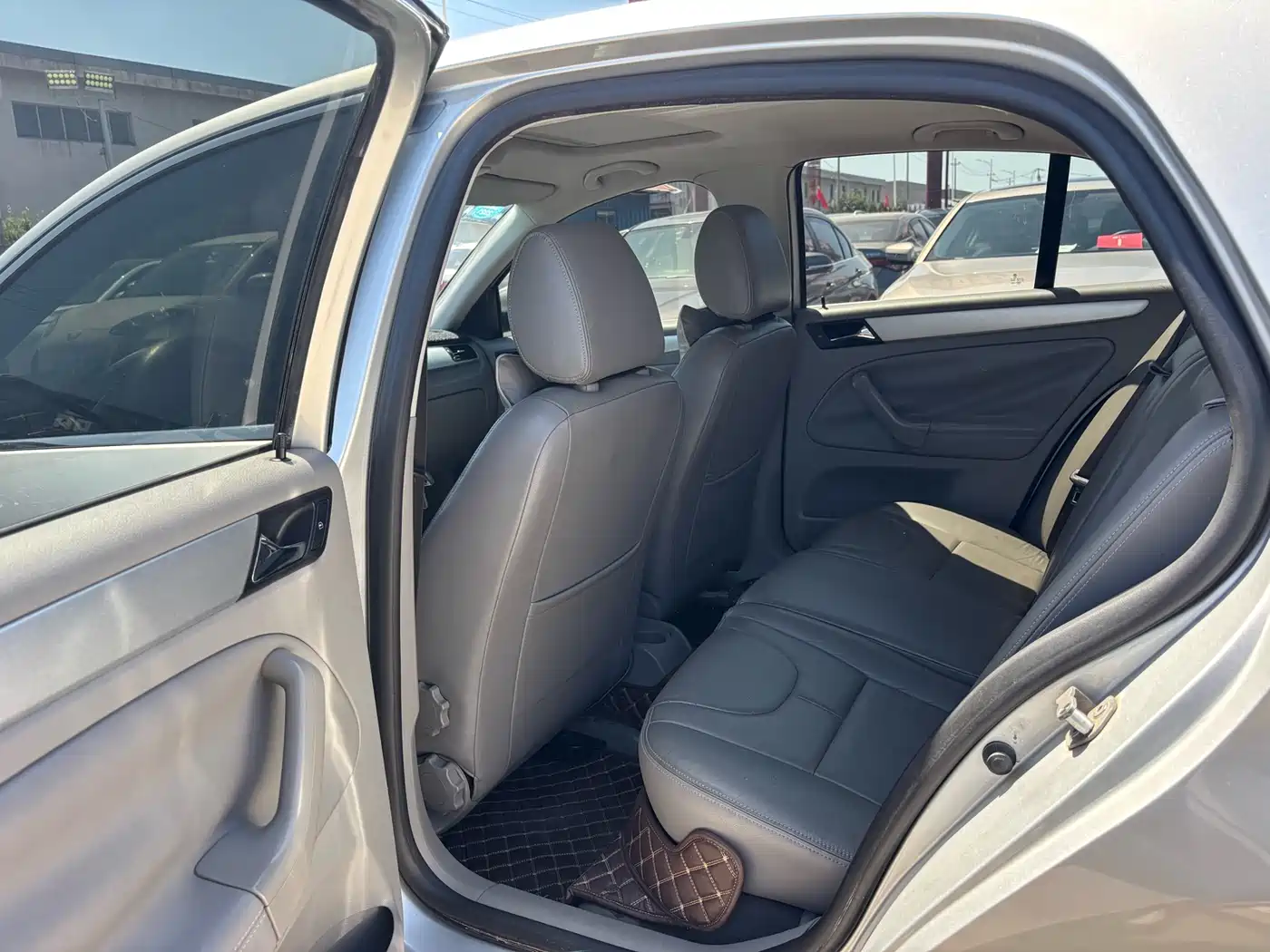 Volkswagen Bora 2011 1.6L Automatic Comfort фото 11