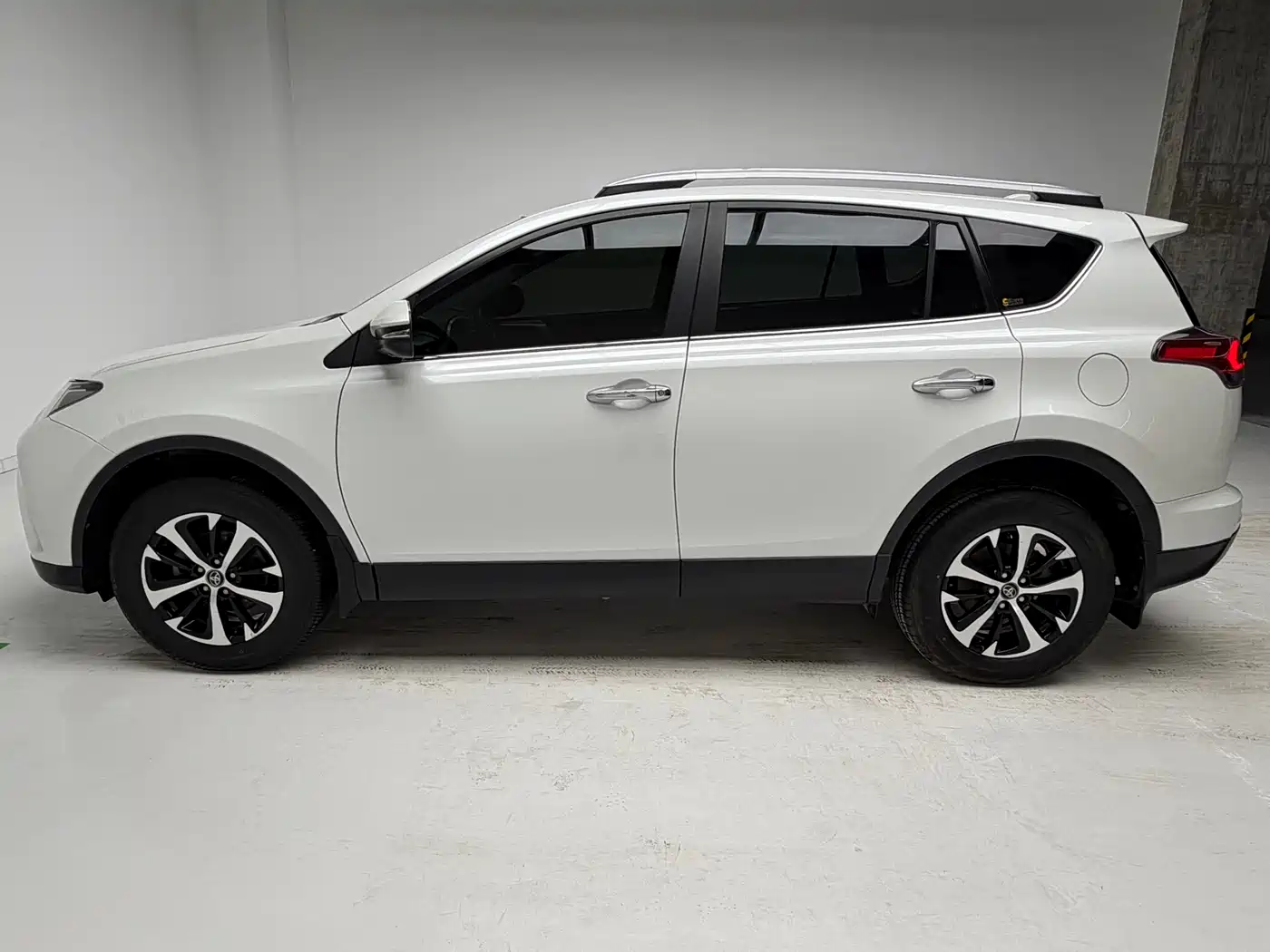 Toyota RAV4 Rongfang 2016 2.0L CVT 2WD Trend (China V) фото 9