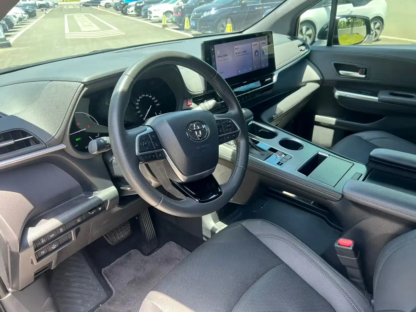 Toyota Sienna 2023 2.5L Hybrid Premium Edition фото 5