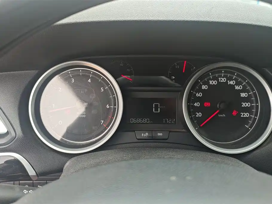 Peugeot 408 2018 1.8L Manual Leading Edition фото 14