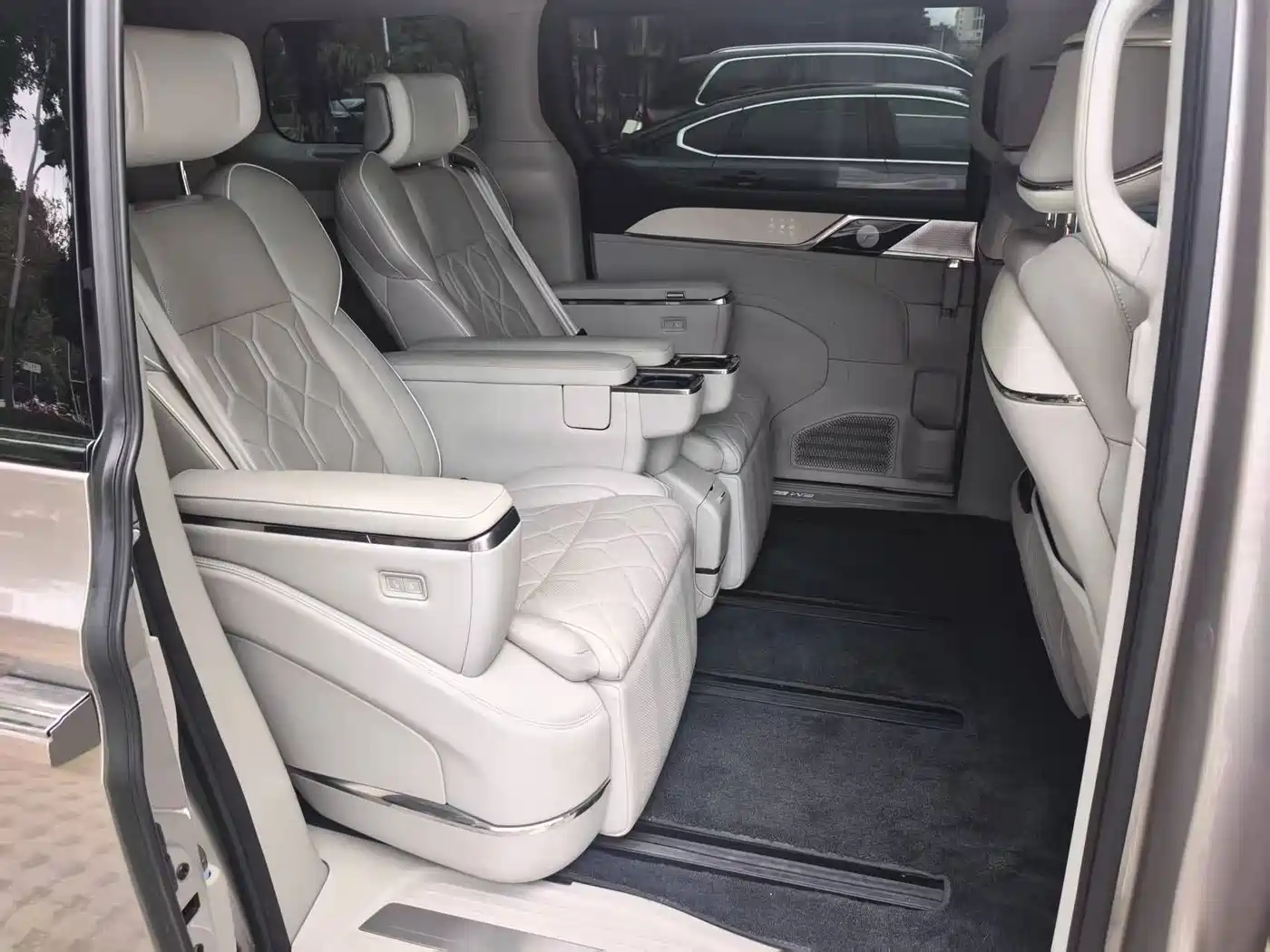 Volvo EM90 2024 2025 Ultra Six-Seater