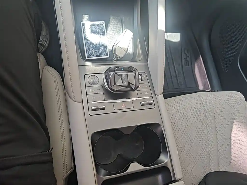 BYD Yuan UP 2024 401KM Leading Edition фото 14