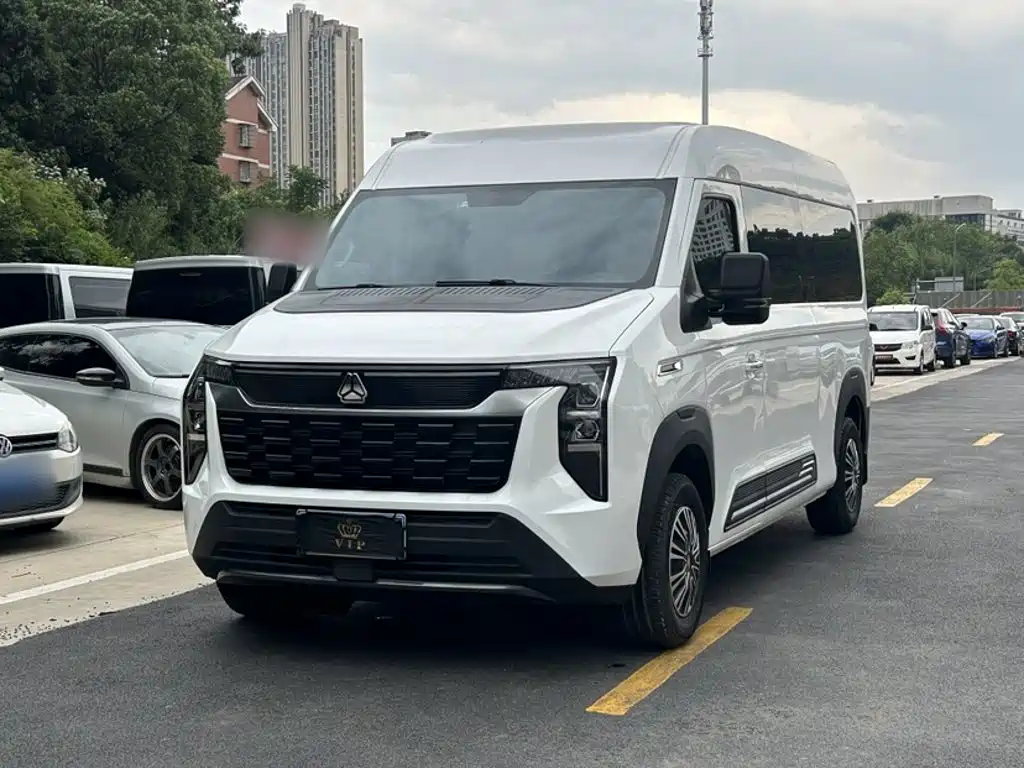 Sinotruk Xianfeng V 2024 2024 Multi-function Version 2.0T Automatic Medium Wheelbase Medium Roof