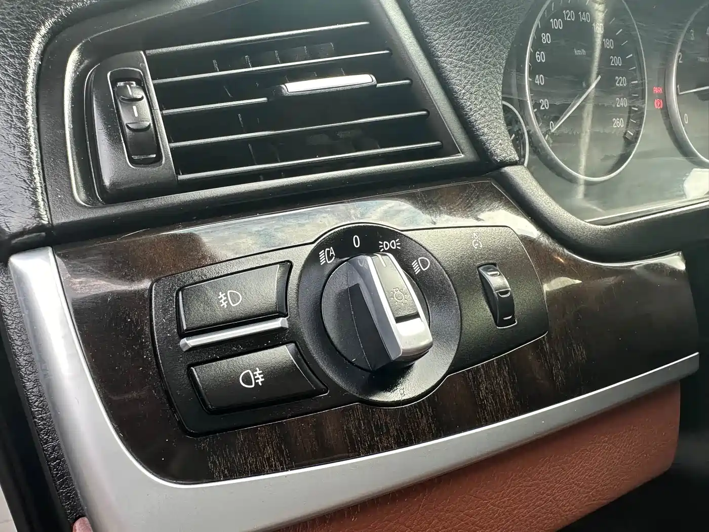 BMW 5 Series 2014 525Li Leading фото 22