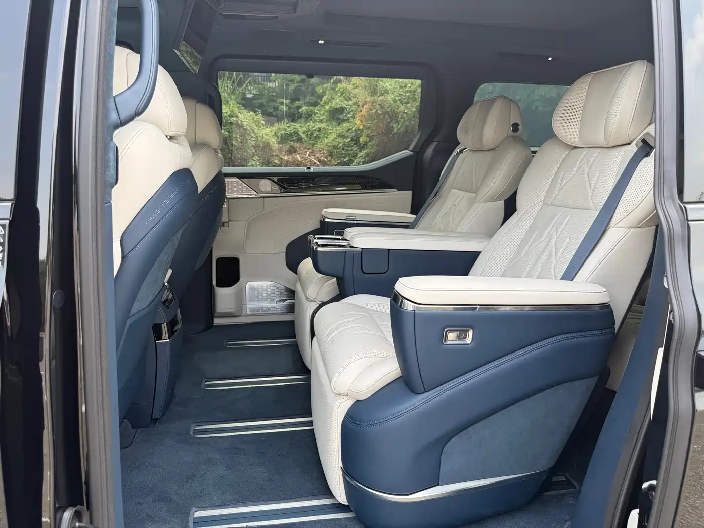 ZEEKR 009 2026 2024 6-seat Executive AWD 108kWh