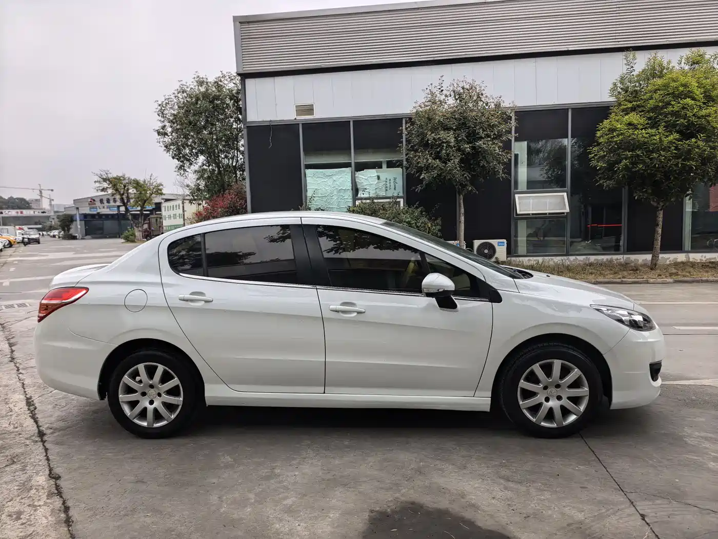 Peugeot 308 2014 Model Joy Edition Classic 1.6L Automatic Superior Style фото 4