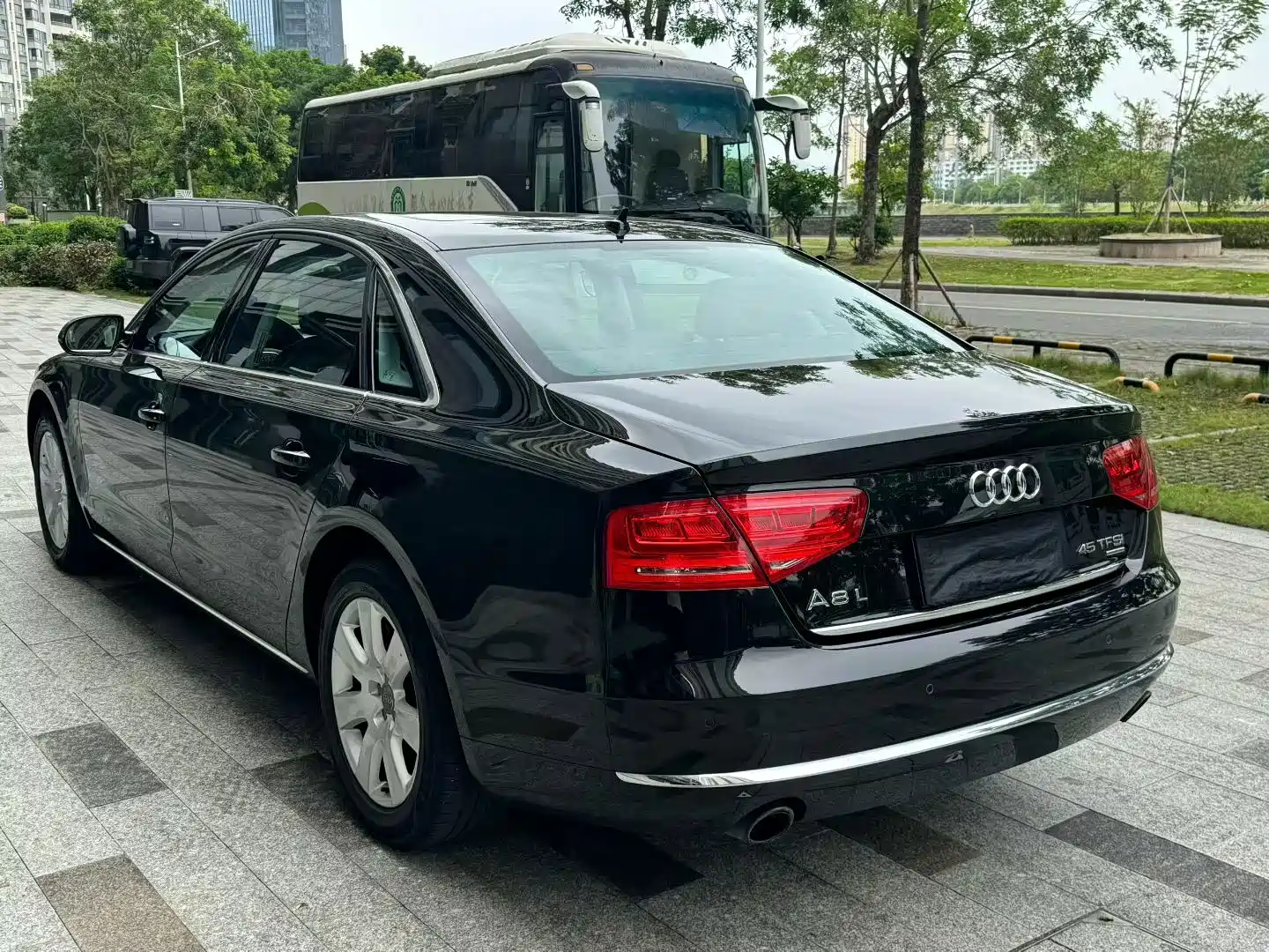Photo 9 - Audi A8