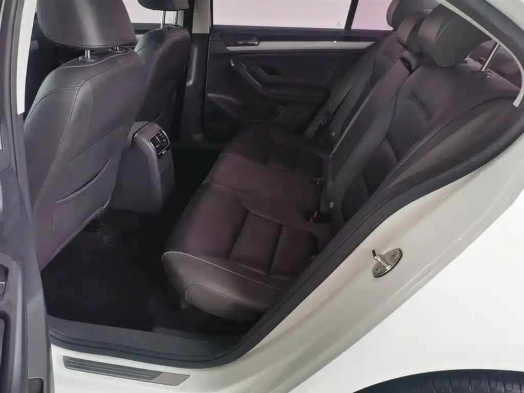 Volkswagen Sagitar 2015 1.6L Automatic Comfort фото 17