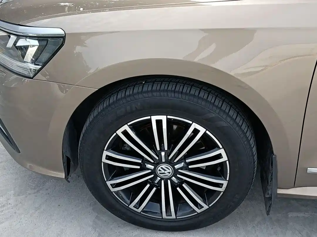 Volkswagen Passat 2017 330TSI DSG Luxury фото 7