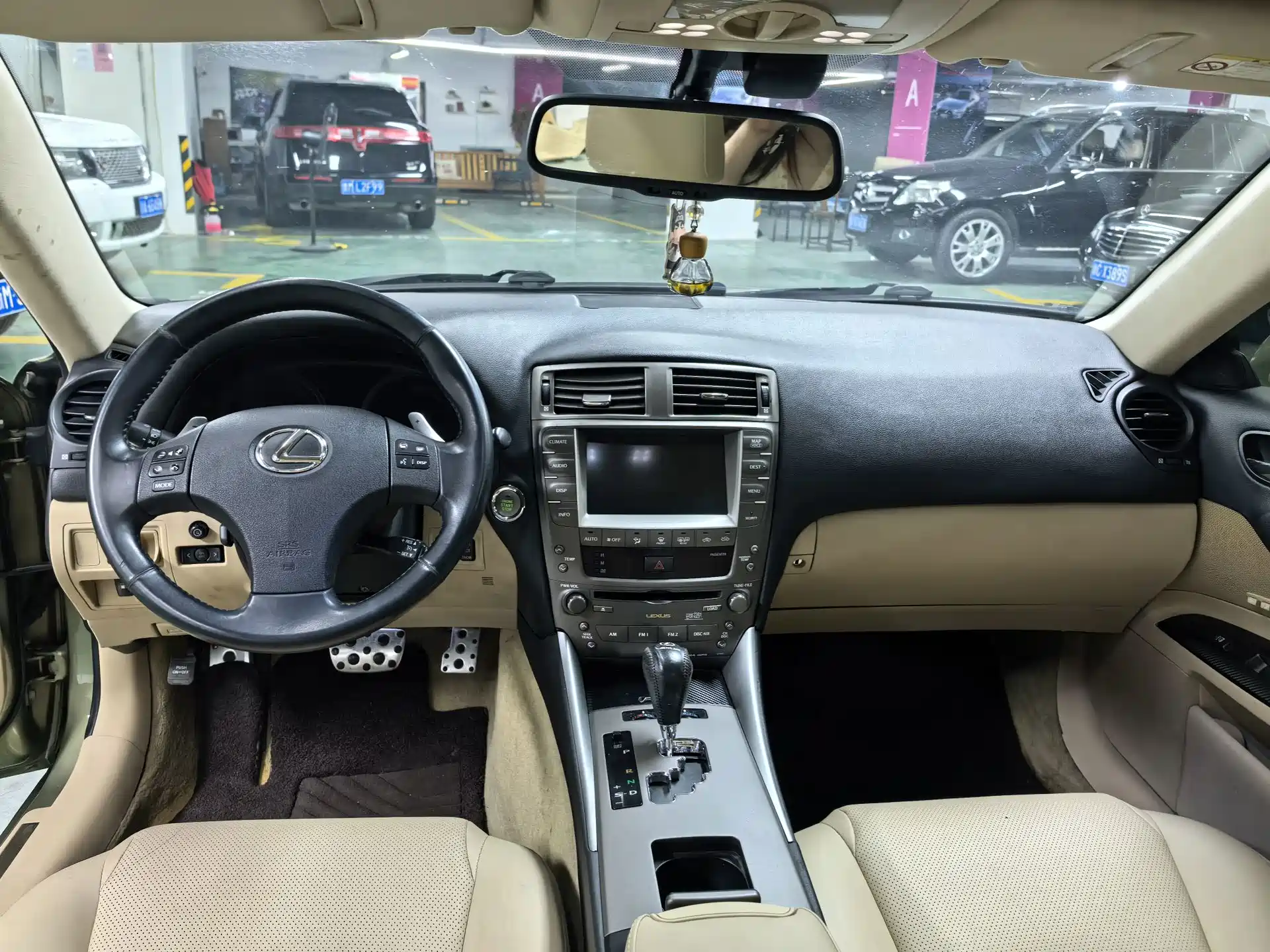 Photo 7 - Lexus IS