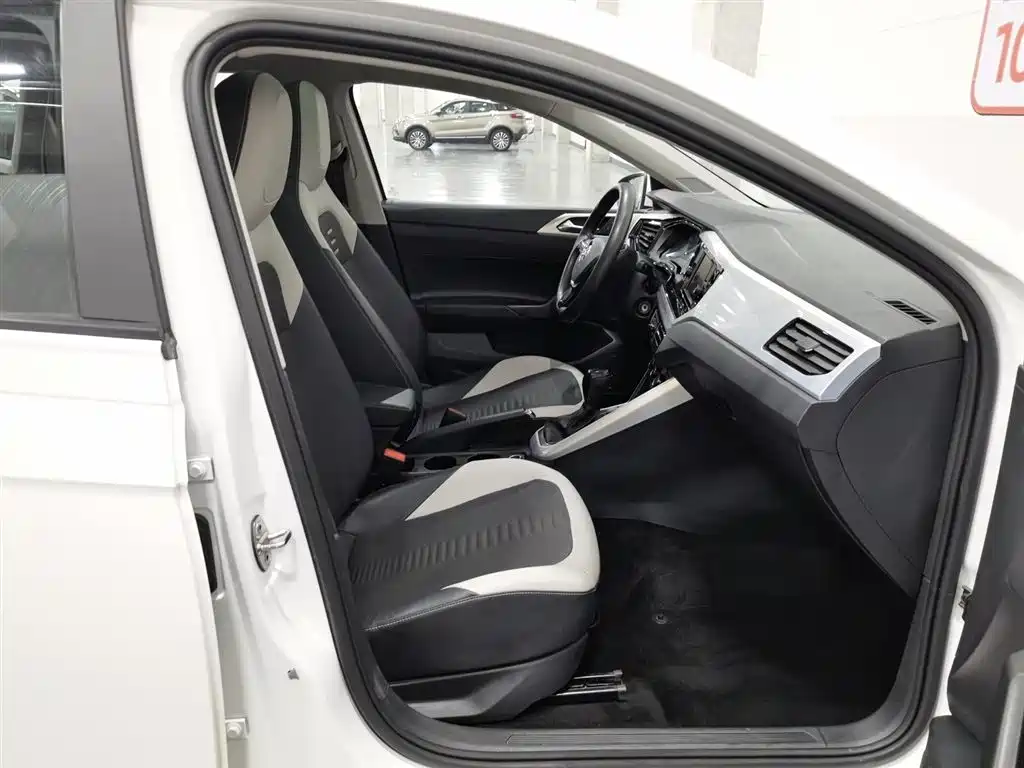 Volkswagen Polo 2019 Plus 1.5L Automatic Colorful Tech Edition фото 23