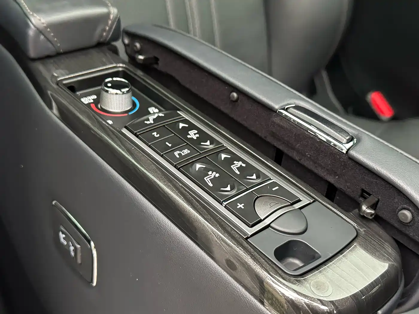 Lexus LM 2020 300h Seven-Seater Elegance Edition фото 19