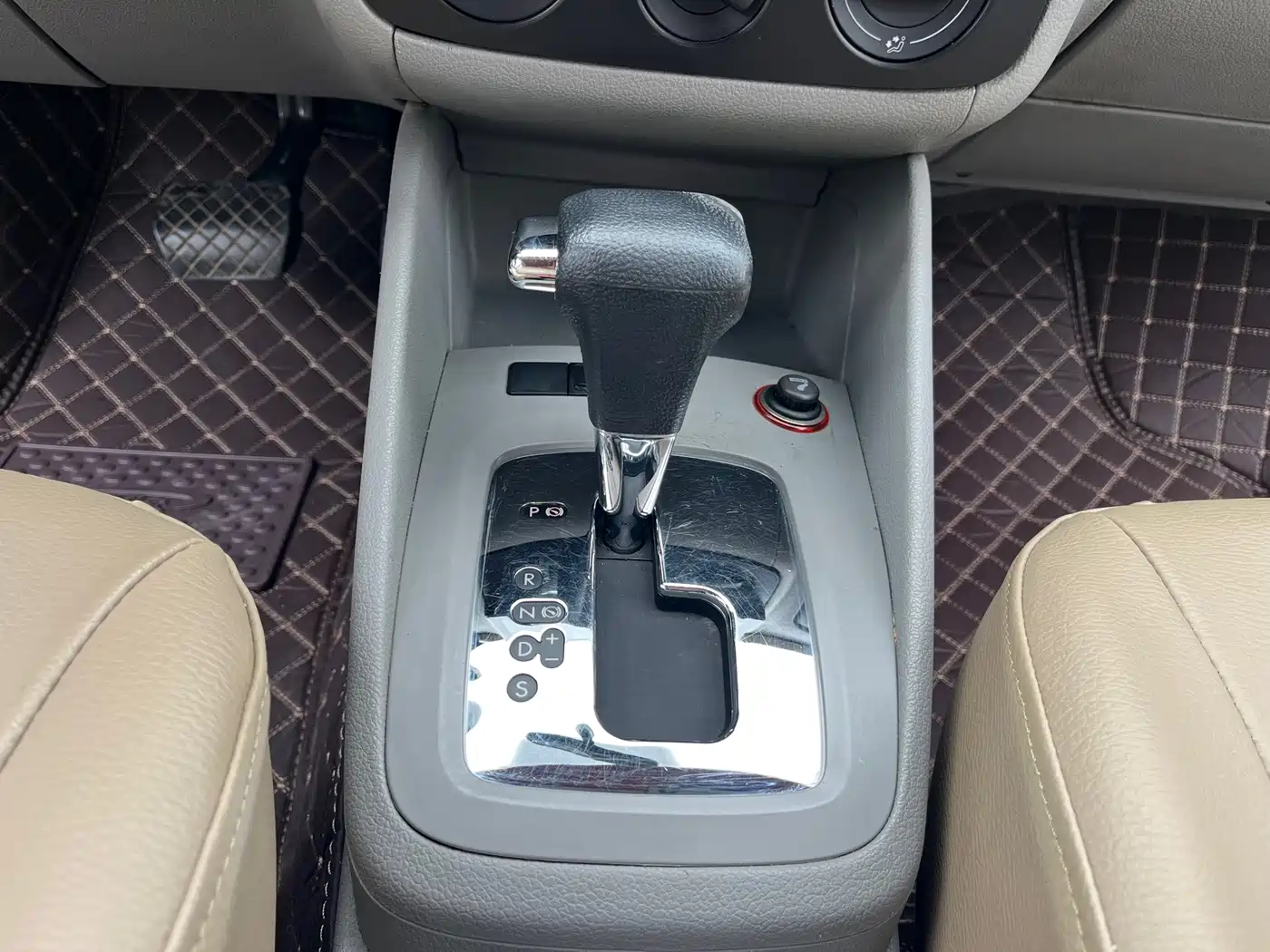 Volkswagen Bora 2011 1.6L Automatic Fashion фото 13