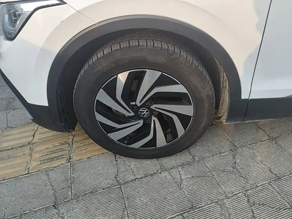 Фото 23 - Volkswagen Tiguan L