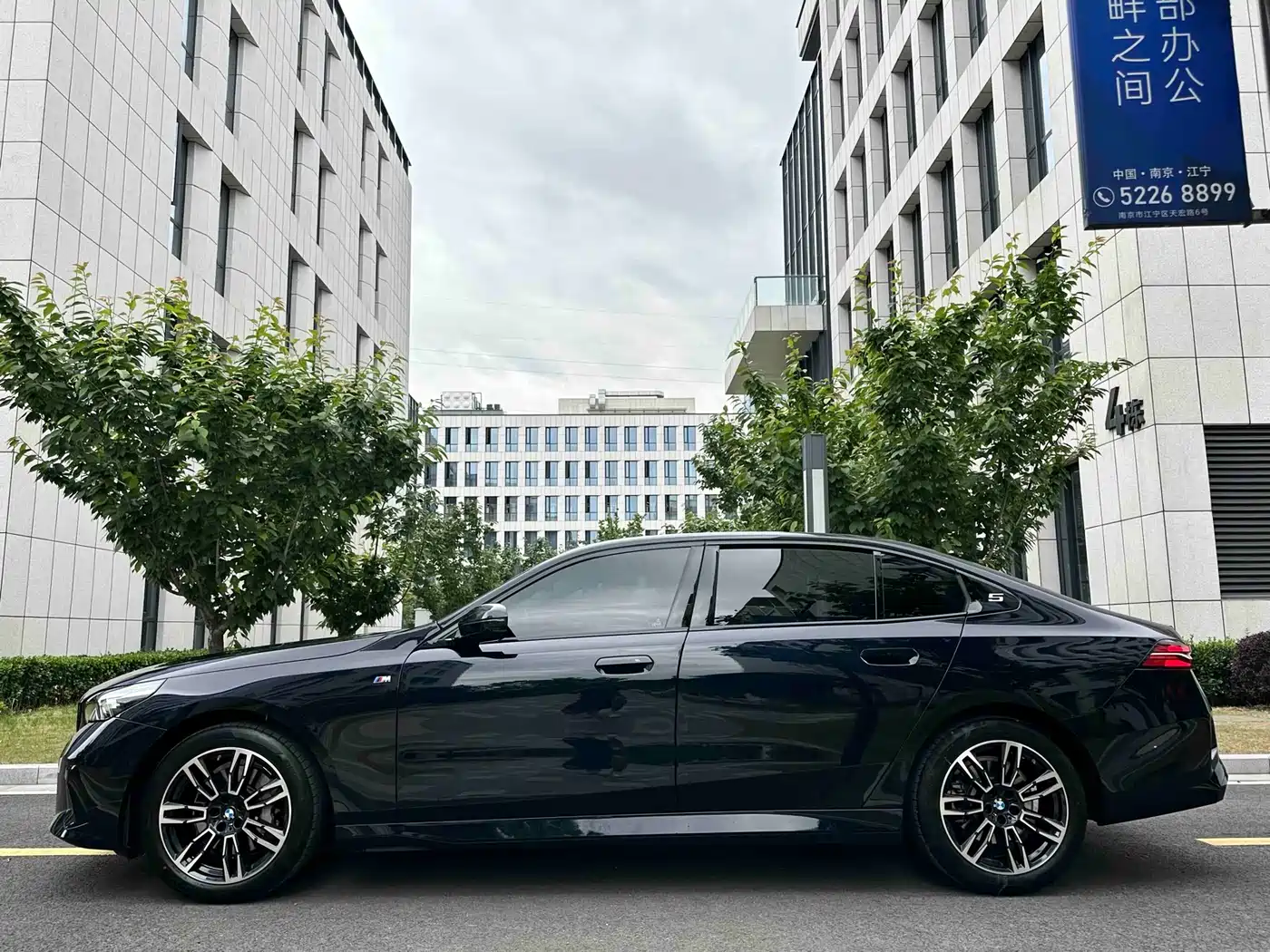 BMW 5 Series 2025 530Li Leading M Sport Package фото 13