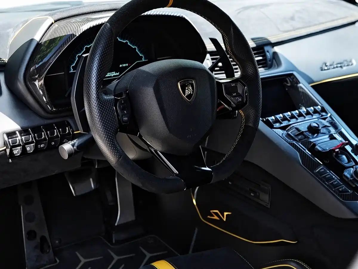 LAMBORGHINI AVENTADOR