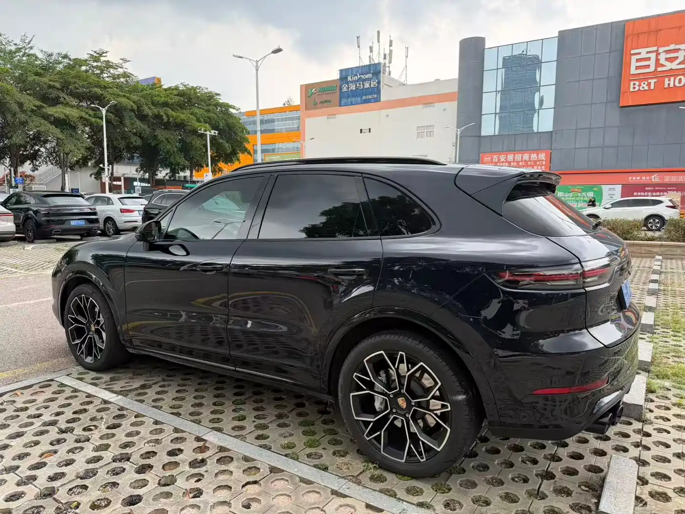 Photo 2 - Porsche Cayenne