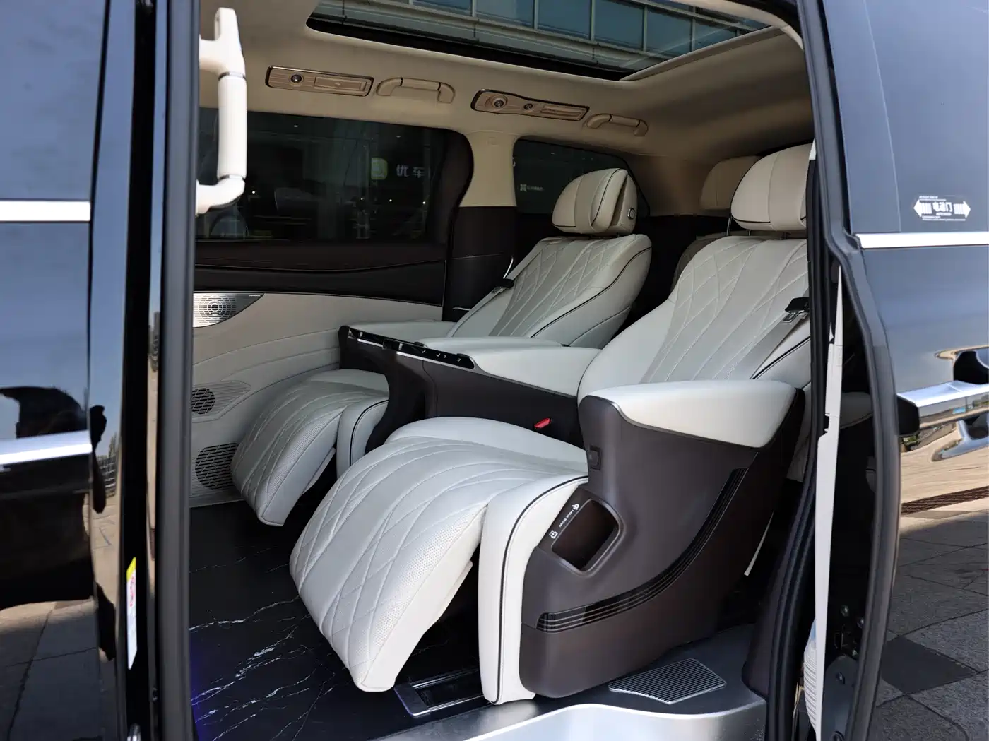 Denza D9 2024 DM-i 980 AWD Flagship фото 13