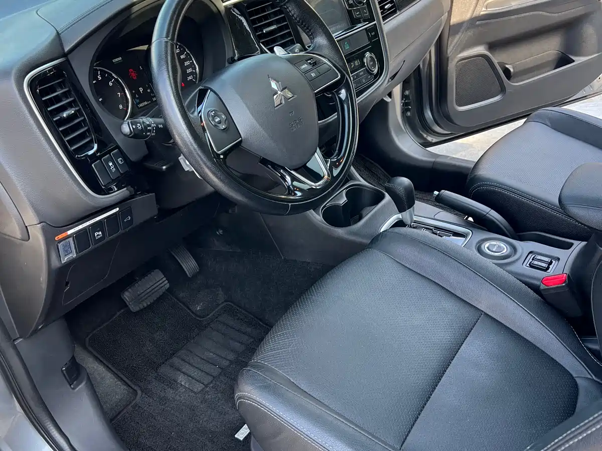 Mitsubishi Outlander (Import) 2016 2.4L 4WD Elite 7-seater фото 7