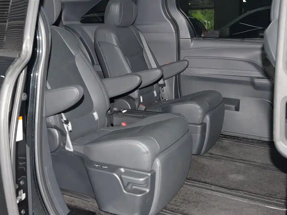 Toyota Granvia 2023 2.5L Hybrid VIP Edition фото 10