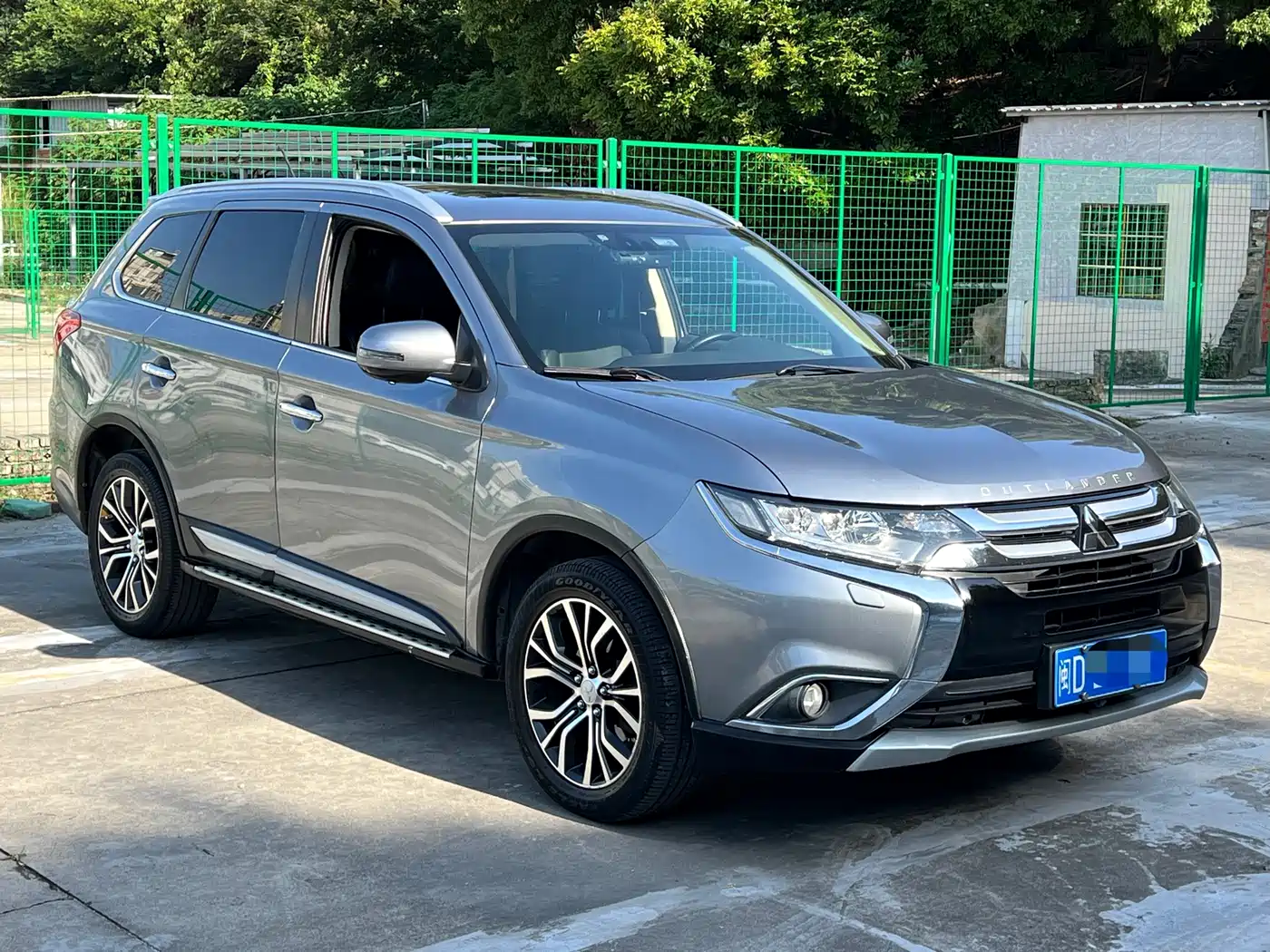Mitsubishi Outlander (Import) 2016 2.4L 4WD Elite 7-seater фото 3