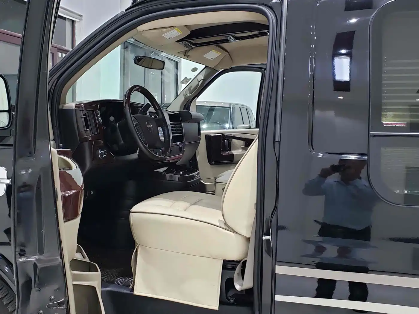 GMC Savana 2017 2014 6.0L Long Wheelbase Leader Edition