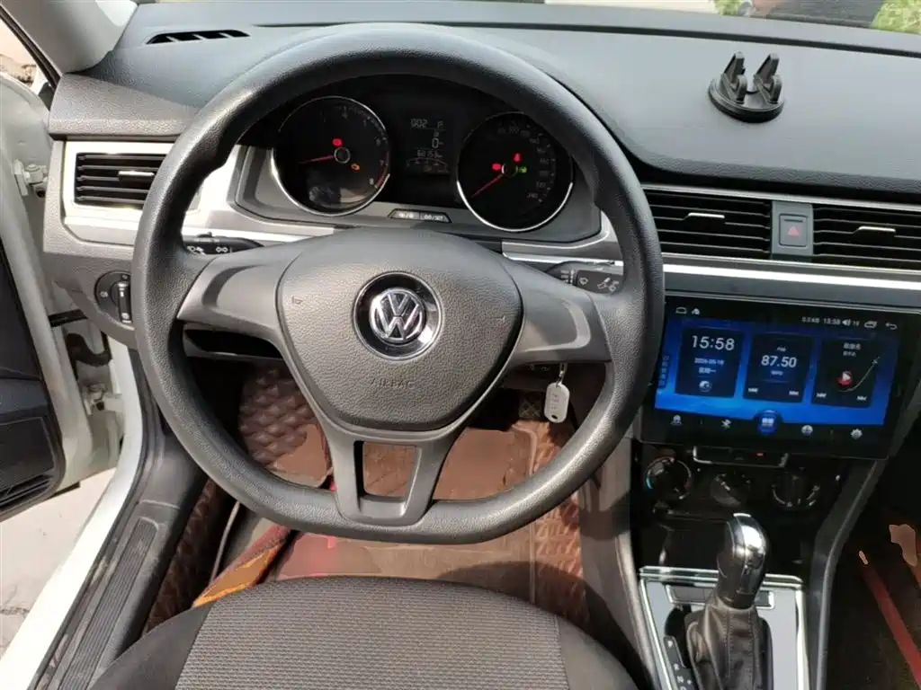 VOLKSWAGEN BORA