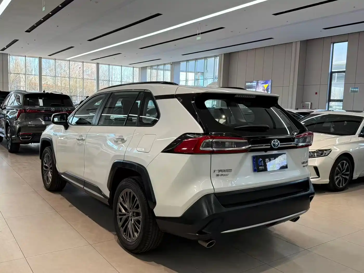 Toyota Wildlander 2023 Hybrid 2.5L E-CVT AWD Premium Edition фото 5