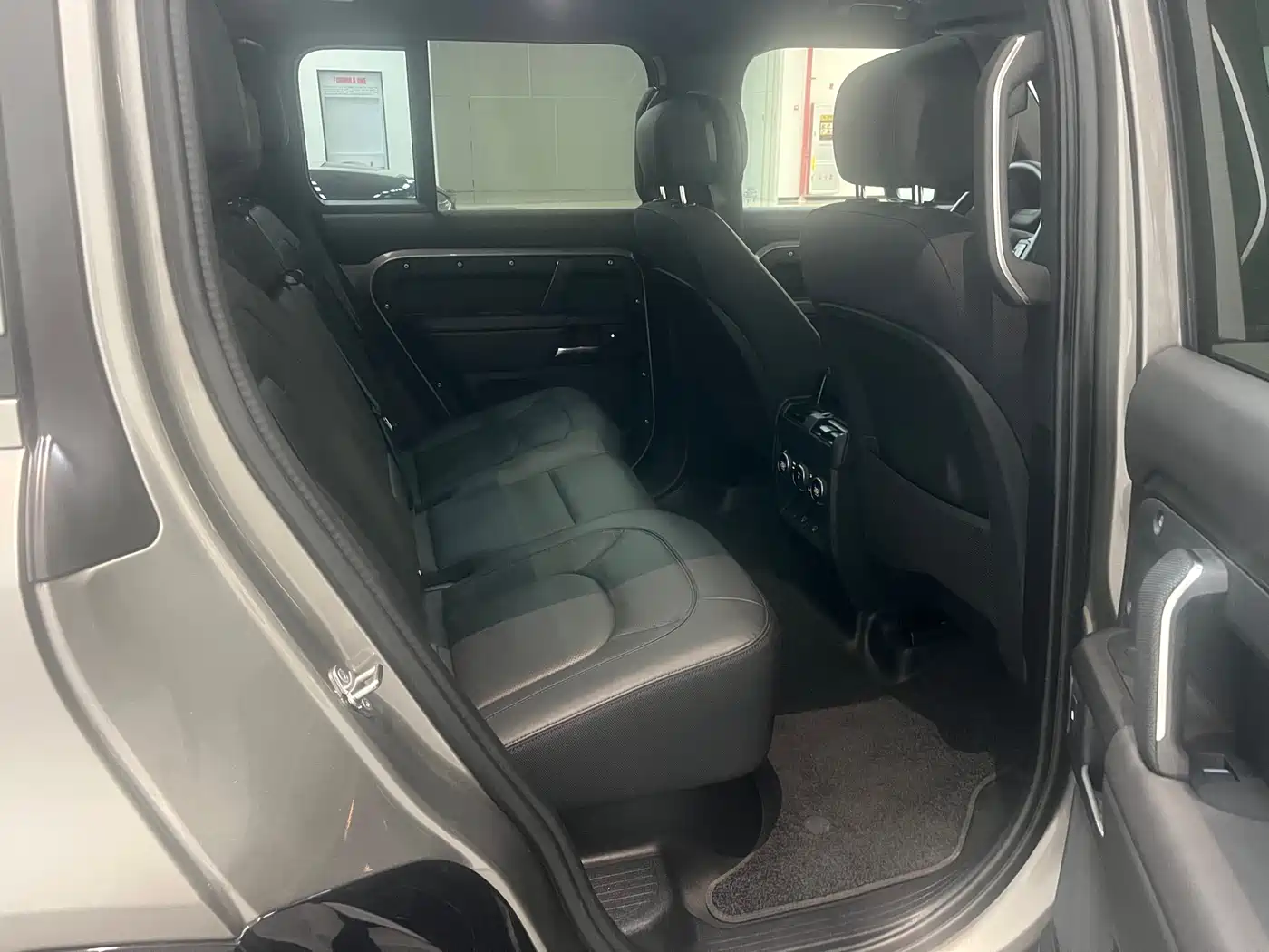 Land Rover Defender 2025 110 3.0T P400 X фото 12
