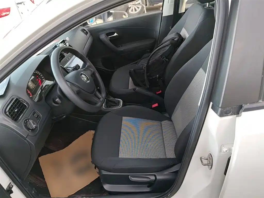 Volkswagen Polo 2016 1.4L Automatic Trend фото 15