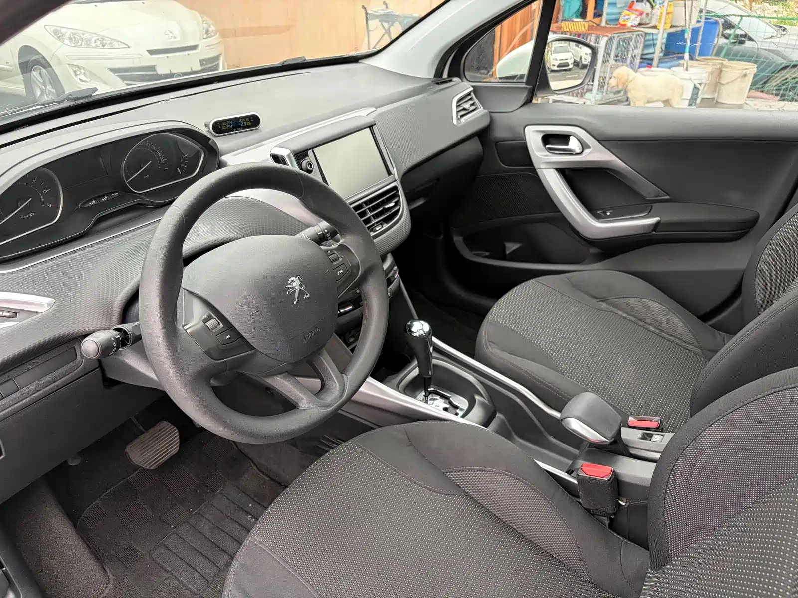 Photo 8 - Peugeot 2008