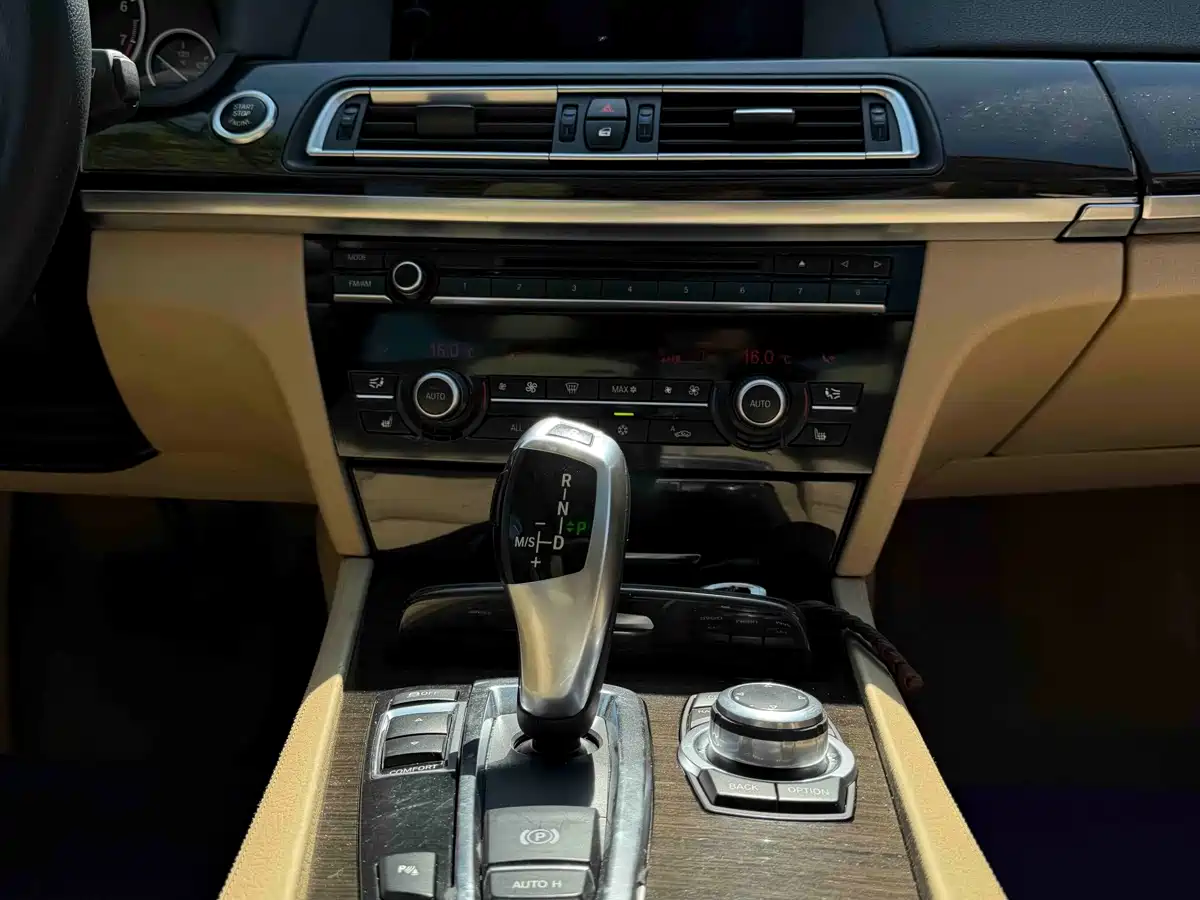 BMW 7 Series 2009 740Li Premium фото 7
