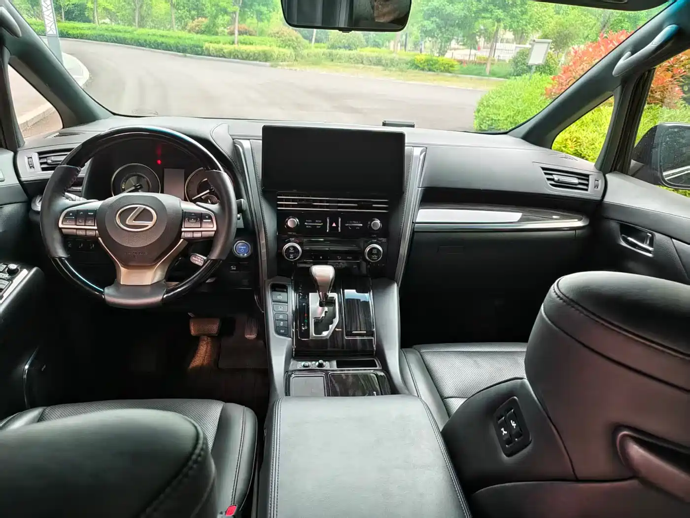 Toyota Vellfire 2019 Hybrid 2.5L HV Premium Edition фото 6