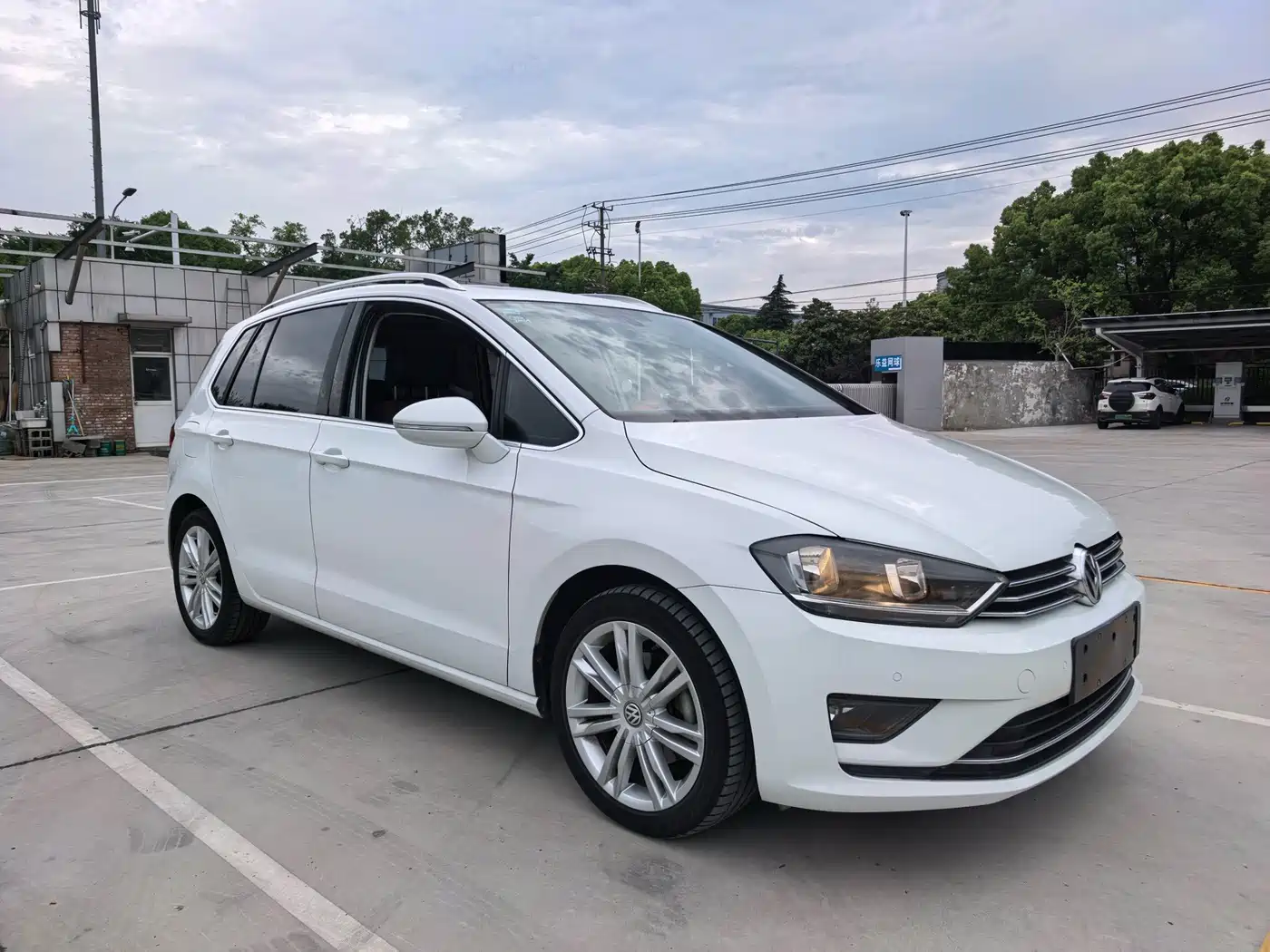 Volkswagen Golf Sportsvan 2016 230TSI Automatic Luxury фото 3