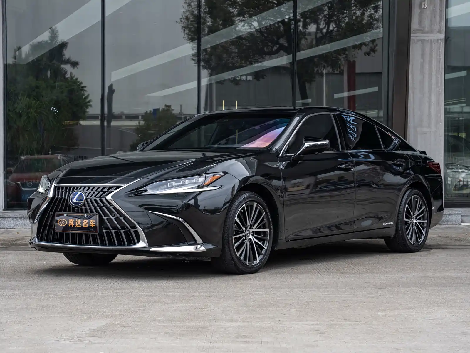 Photo 1 - Lexus ES