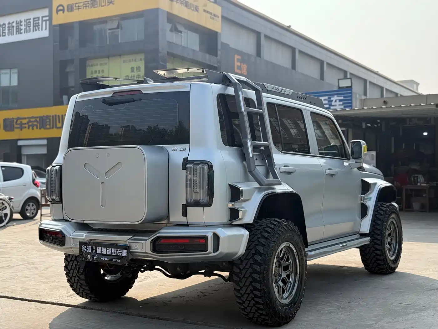 TANK CO CREATION TANK 300