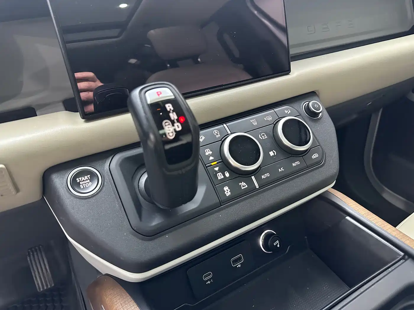 Land Rover Defender 2022 110 P400 Dark Special Edition фото 8